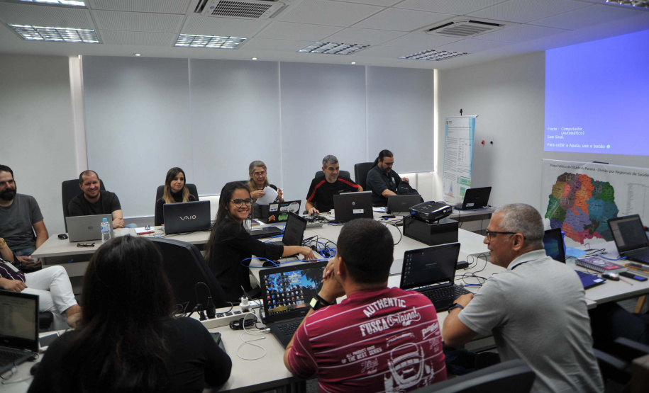 Técnicos discutem rota de circulação do vírus da febre amarela. Foto: SESA
