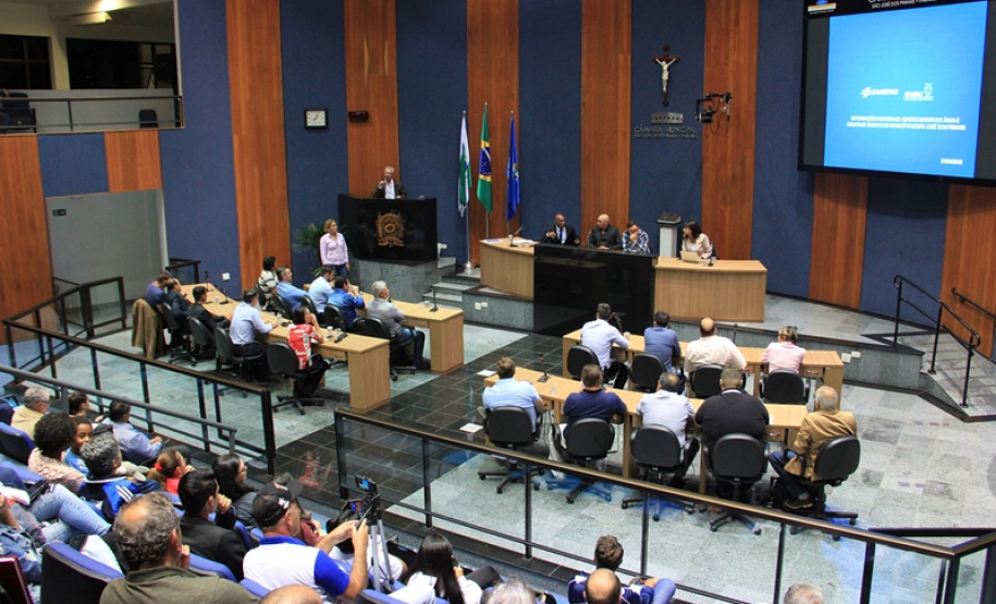 Moradores de São José dos Pinhais, na Região Metropolitana de Curitiba, esclareceram na quarta-feira (24) dúvidas sobre os serviços de água e de esgoto na cidade, em audiência pública na Câmara Municipal.  Na foto,  Engenheira Simone Alvarenga apresentou dados dos serviços na cidade _  São José dos Pinhais, 25/04/2019  -  Foto: Renata Gomes (Câmara de S.José dos Pinhais)