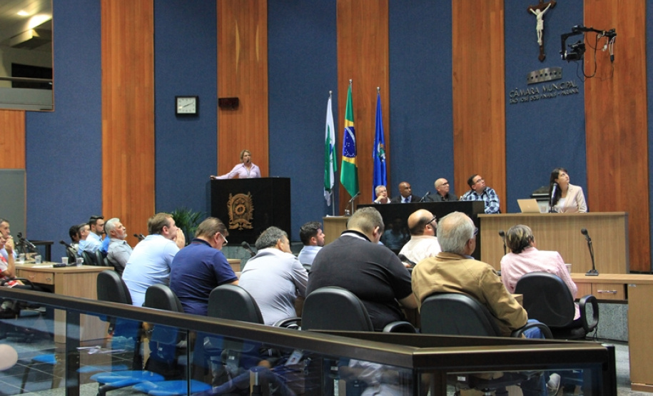 Moradores de São José dos Pinhais, na Região Metropolitana de Curitiba, esclareceram na quarta-feira (24) dúvidas sobre os serviços de água e de esgoto na cidade, em audiência pública na Câmara Municipal.  Na foto,  Engenheira Simone Alvarenga apresentou dados dos serviços na cidade _  São José dos Pinhais, 25/04/2019  -  Foto: Renata Gomes (Câmara de S.José dos Pinhais)