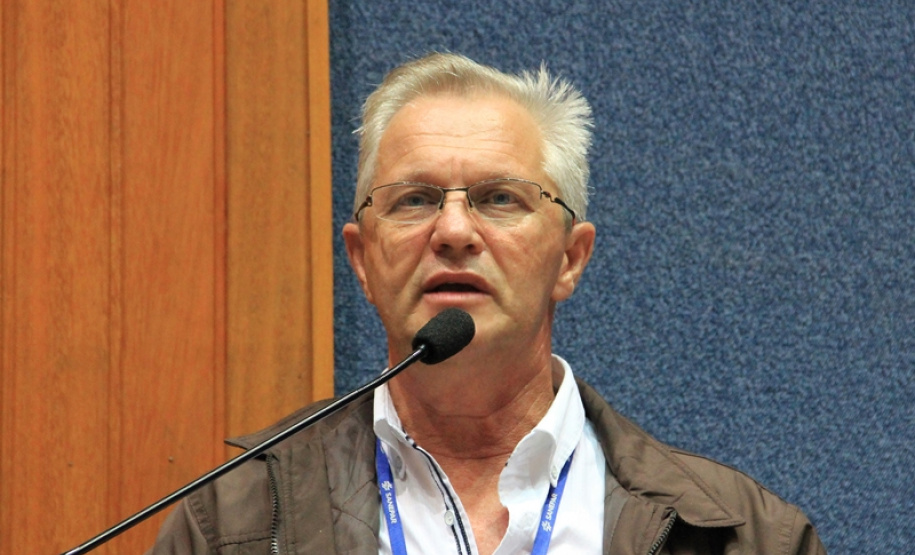 Moradores de São José dos Pinhais, na Região Metropolitana de Curitiba, esclareceram na quarta-feira (24) dúvidas sobre os serviços de água e de esgoto na cidade, em audiência pública na Câmara Municipal. Na foto, Gerente regional da Sanepar, Agostinho Muller  _  São José dos Pinhais, 25/04/2019  -  Foto: Renata Gomes (Câmara de S.José dos Pinhais)