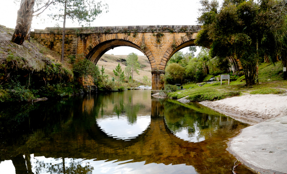 Palmeira - A ponte do Rio dos Papagaios é considerada um monumento da engenharia nacional, cuja construção foi autorizada pessoalmente por D. Pedro II. Para ninguém botar defeito.Foto: Divulgação/Prefeitura de Palmeira