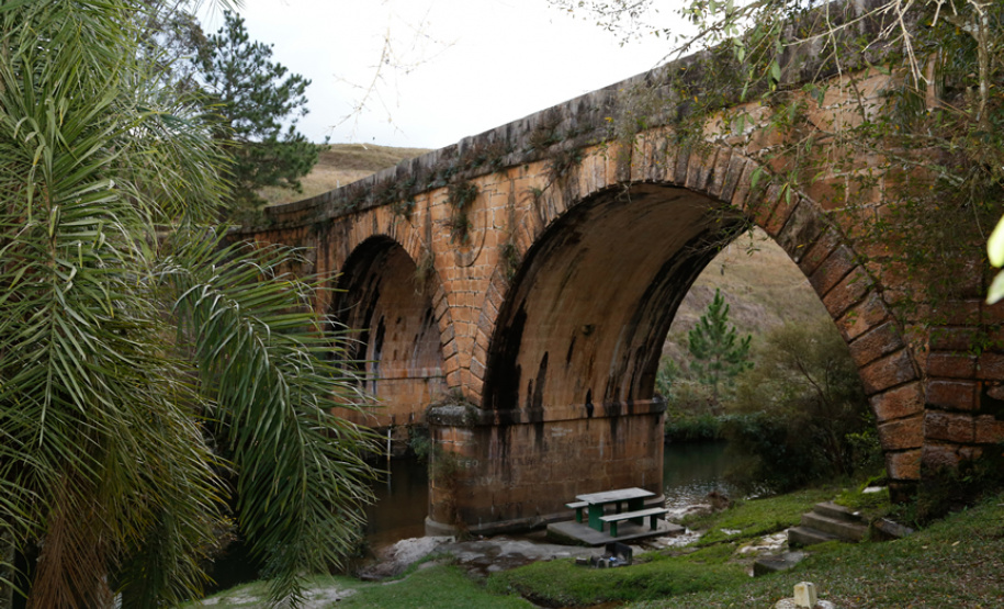 Palmeira - A ponte do Rio dos Papagaios é considerada um monumento da engenharia nacional, cuja construção foi autorizada pessoalmente por D. Pedro II. Para ninguém botar defeito.Foto: Divulgação/Prefeitura de Palmeira
