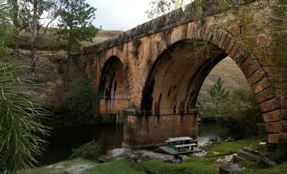 Palmeira - A ponte do Rio dos Papagaios é considerada um monumento da engenharia nacional, cuja construção foi autorizada pessoalmente por D. Pedro II. Para ninguém botar defeito.Foto: Divulgação/Prefeitura de Palmeira