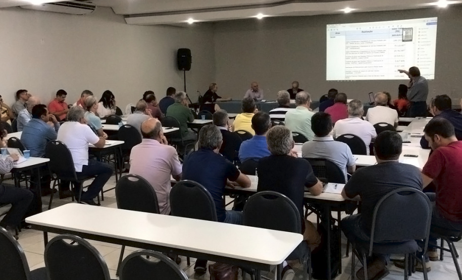 A Secretaria de Estado do Desenvolvimento Sustentável e Turismo realizou nessa semana (24, 25 e 26), em Toledo, Oeste do Estado, um encontro para discutir várias alterações na legislação, a fim de desburocratizar o processo de licenciamento ambiental na área agropecuária. Participaram da interiorização os diretores e técnicos da secretaria, escritórios regionais do Instituto Ambiental do Paraná (IAP) e das cooperativas C. Vale, Frísia, Lar, BRF, Copacol e Coopavel. Foto:SEDEST