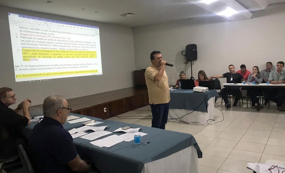 A Secretaria de Estado do Desenvolvimento Sustentável e Turismo realizou nessa semana (24, 25 e 26), em Toledo, Oeste do Estado, um encontro para discutir várias alterações na legislação, a fim de desburocratizar o processo de licenciamento ambiental na área agropecuária. Participaram da interiorização os diretores e técnicos da secretaria, escritórios regionais do Instituto Ambiental do Paraná (IAP) e das cooperativas C. Vale, Frísia, Lar, BRF, Copacol e Coopavel. Foto:SEDEST