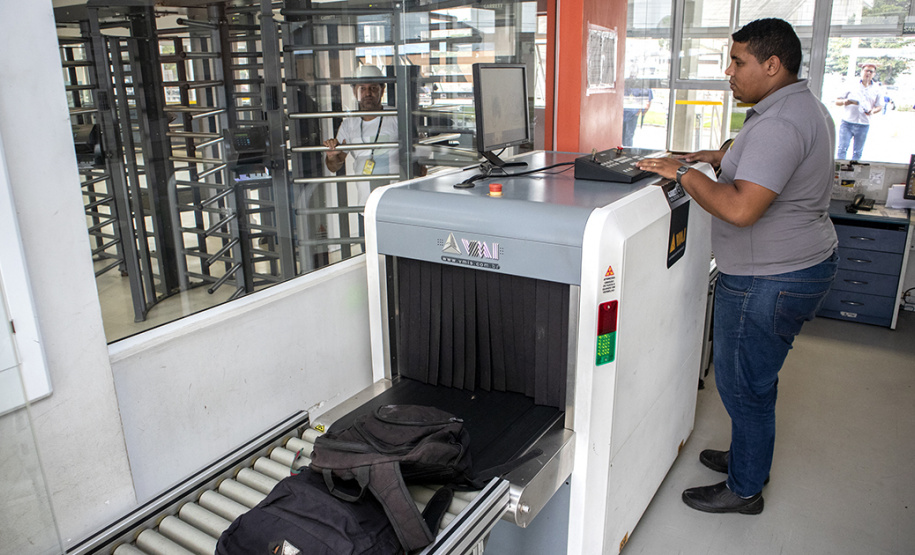 Os Portos do Paraná trabalham constantemente para fortalecer a segurança na região do Porto de Paranaguá. Além da atuação conjunta com Polícia Militar, Polícia Rodoviárias Federal e Estadual e Guarda Municipal, na segurança de caminhões e veículos na entrada da cidade, a Unidade Administrativa de Segurança Portuária (UASP) atua para coibir ações criminosas dentro do cais público.  -  Paranaguá, 26/04/2019  -  Foto: Cláudio Neves/APPA