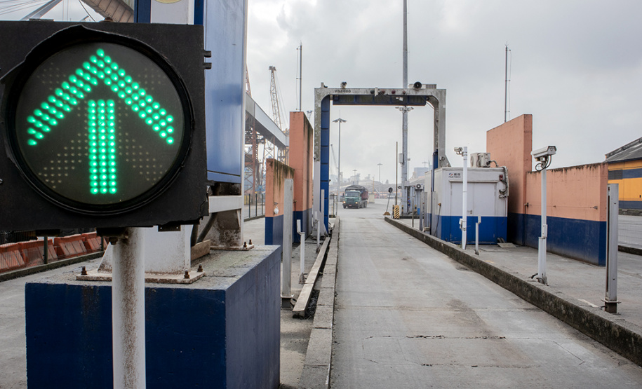 Os Portos do Paraná trabalham constantemente para fortalecer a segurança na região do Porto de Paranaguá. Além da atuação conjunta com Polícia Militar, Polícia Rodoviárias Federal e Estadual e Guarda Municipal, na segurança de caminhões e veículos na entrada da cidade, a Unidade Administrativa de Segurança Portuária (UASP) atua para coibir ações criminosas dentro do cais público.  -  Paranaguá, 26/04/2019  -  Foto: Cláudio Neves/APPA
