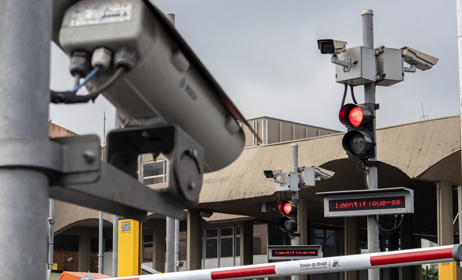 Os Portos do Paraná trabalham constantemente para fortalecer a segurança na região do Porto de Paranaguá. Além da atuação conjunta com Polícia Militar, Polícia Rodoviárias Federal e Estadual e Guarda Municipal, na segurança de caminhões e veículos na entrada da cidade, a Unidade Administrativa de Segurança Portuária (UASP) atua para coibir ações criminosas dentro do cais público.  -  Paranaguá, 26/04/2019  -  Foto: Cláudio Neves/APPA