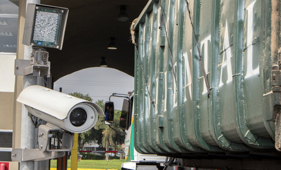 Os Portos do Paraná trabalham constantemente para fortalecer a segurança na região do Porto de Paranaguá. Além da atuação conjunta com Polícia Militar, Polícia Rodoviárias Federal e Estadual e Guarda Municipal, na segurança de caminhões e veículos na entrada da cidade, a Unidade Administrativa de Segurança Portuária (UASP) atua para coibir ações criminosas dentro do cais público.  -  Paranaguá, 26/04/2019  -  Foto: Cláudio Neves/APPA
