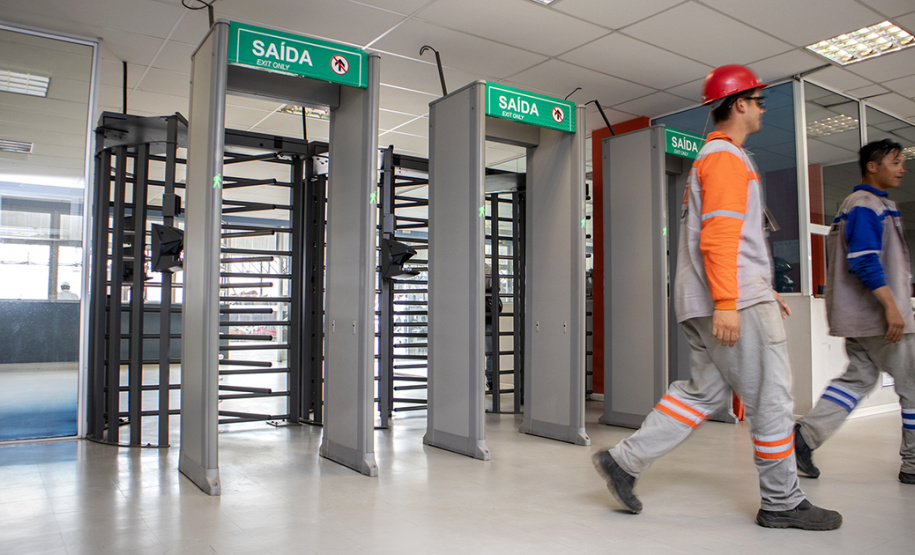 Os Portos do Paraná trabalham constantemente para fortalecer a segurança na região do Porto de Paranaguá. Além da atuação conjunta com Polícia Militar, Polícia Rodoviárias Federal e Estadual e Guarda Municipal, na segurança de caminhões e veículos na entrada da cidade, a Unidade Administrativa de Segurança Portuária (UASP) atua para coibir ações criminosas dentro do cais público.  -  Paranaguá, 26/04/2019  -  Foto: Cláudio Neves/APPA