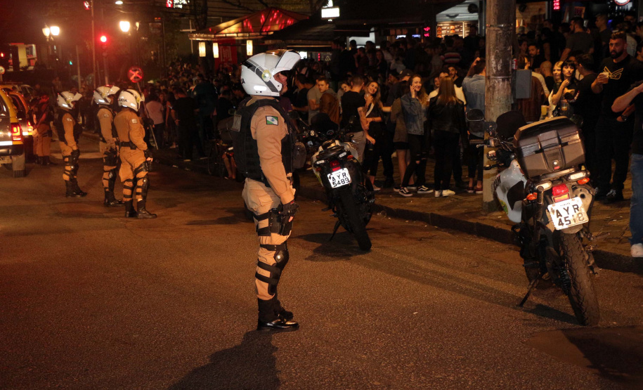 A Polícia Militar do Paraná deflagra a megaoperação Primo que cumpriu 16 mandados de Prisão e de Busca e Apreensão e resultou em 19 encaminhamentos, sendo 15 adultos e quatro adolescentes apreendidos, bem como uma quantidade de drogas recolhida.  -  Curitiba, 26/04/2019  -  Foto: Soldado Amanda Morais