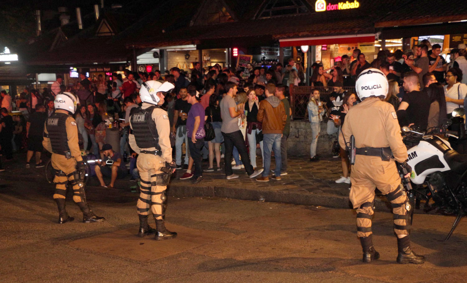 A Polícia Militar do Paraná deflagra a megaoperação Primo que cumpriu 16 mandados de Prisão e de Busca e Apreensão e resultou em 19 encaminhamentos, sendo 15 adultos e quatro adolescentes apreendidos, bem como uma quantidade de drogas recolhida.  -  Curitiba, 26/04/2019  -  Foto: Soldado Amanda Morais