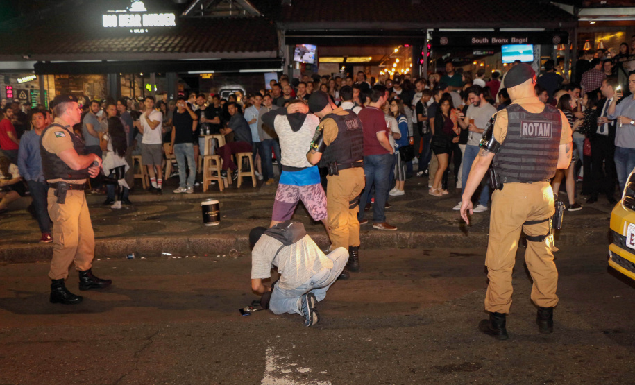 A Polícia Militar do Paraná deflagra a megaoperação Primo que cumpriu 16 mandados de Prisão e de Busca e Apreensão e resultou em 19 encaminhamentos, sendo 15 adultos e quatro adolescentes apreendidos, bem como uma quantidade de drogas recolhida.  -  Curitiba, 26/04/2019  -  Foto: Soldado Amanda Morais
