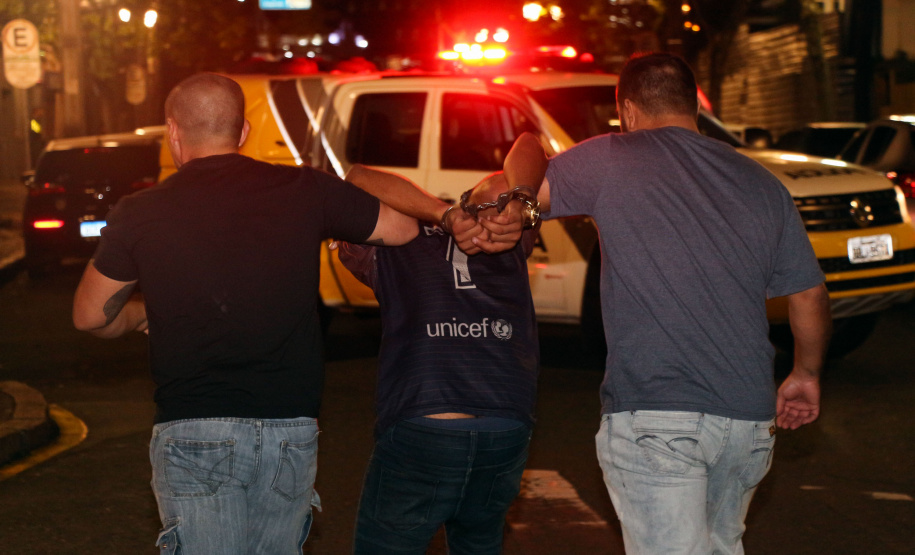 A Polícia Militar do Paraná deflagra a megaoperação Primo que cumpriu 16 mandados de Prisão e de Busca e Apreensão e resultou em 19 encaminhamentos, sendo 15 adultos e quatro adolescentes apreendidos, bem como uma quantidade de drogas recolhida.  -  Curitiba, 26/04/2019  -  Foto: Soldado Amanda Morais