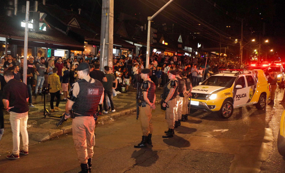 A Polícia Militar do Paraná deflagra a megaoperação Primo que cumpriu 16 mandados de Prisão e de Busca e Apreensão e resultou em 19 encaminhamentos, sendo 15 adultos e quatro adolescentes apreendidos, bem como uma quantidade de drogas recolhida.  -  Curitiba, 26/04/2019  -  Foto: Soldado Amanda Morais