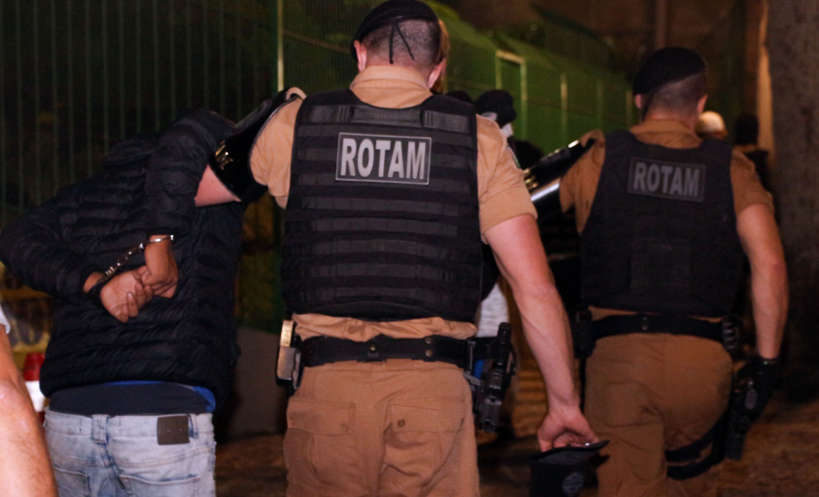 A Polícia Militar do Paraná deflagra a megaoperação Primo que cumpriu 16 mandados de Prisão e de Busca e Apreensão e resultou em 19 encaminhamentos, sendo 15 adultos e quatro adolescentes apreendidos, bem como uma quantidade de drogas recolhida.  -  Curitiba, 26/04/2019  -  Foto: Soldado Amanda Morais