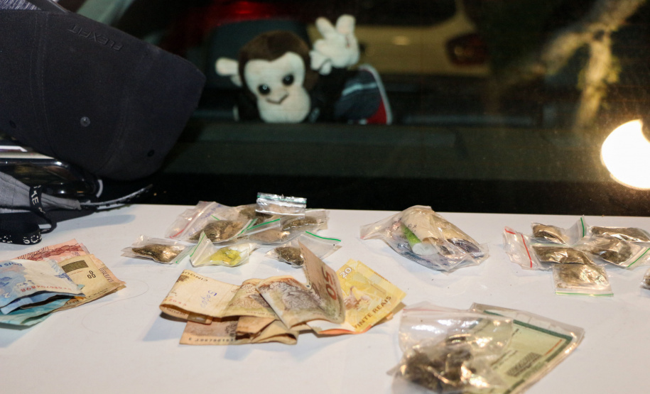 A Polícia Militar do Paraná deflagra a megaoperação Primo que cumpriu 16 mandados de Prisão e de Busca e Apreensão e resultou em 19 encaminhamentos, sendo 15 adultos e quatro adolescentes apreendidos, bem como uma quantidade de drogas recolhida.  -  Curitiba, 26/04/2019  -  Foto: Soldado Amanda Morais