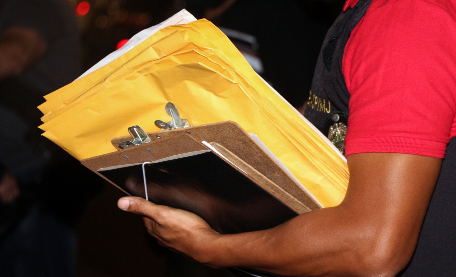 A Polícia Militar do Paraná deflagra a megaoperação Primo que cumpriu 16 mandados de Prisão e de Busca e Apreensão e resultou em 19 encaminhamentos, sendo 15 adultos e quatro adolescentes apreendidos, bem como uma quantidade de drogas recolhida.  -  Curitiba, 26/04/2019  -  Foto: Soldado Amanda Morais