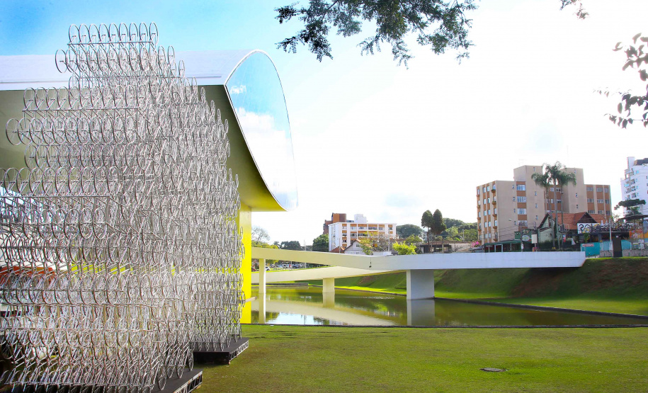 O Museu Oscar Niemeyer (MON) apresenta ao público a partir de sexta-feira (3/5) Ai Weiwei Raiz, a primeira exposição do artista chinês no Brasil e também a maior já realizada por ele. Com projeto desenvolvido por Marcello Dantas, que também assina a curadoria, a mostra chega ao Sul do País numa realização do MON. Foto: Jaelson Lucas/ANPr