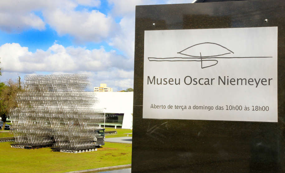 O Museu Oscar Niemeyer (MON) apresenta ao público a partir de sexta-feira (3/5) Ai Weiwei Raiz, a primeira exposição do artista chinês no Brasil e também a maior já realizada por ele. Com projeto desenvolvido por Marcello Dantas, que também assina a curadoria, a mostra chega ao Sul do País numa realização do MON. Foto: Jaelson Lucas/ANPr