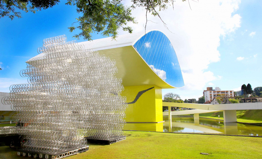 O Museu Oscar Niemeyer (MON) apresenta ao público a partir de sexta-feira (3/5) Ai Weiwei Raiz, a primeira exposição do artista chinês no Brasil e também a maior já realizada por ele. Com projeto desenvolvido por Marcello Dantas, que também assina a curadoria, a mostra chega ao Sul do País numa realização do MON. Foto: Jaelson Lucas/ANPr