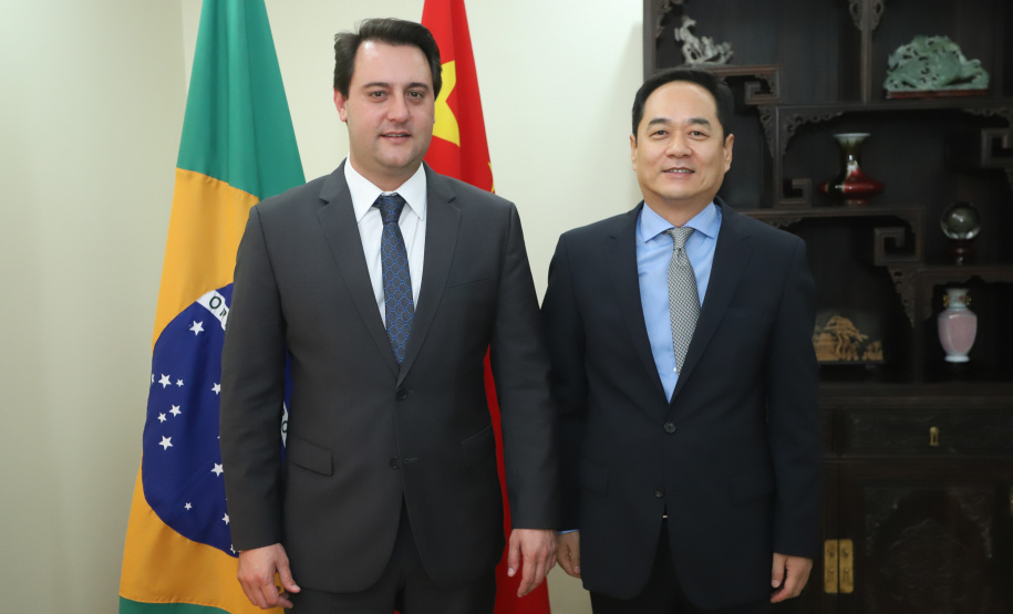 CHINA - O governador Carlos Massa Ratinho também esteve com o embaixador da China no Brasil, Yang Wanming. Ele apresentou como resultado da recente viagem ao país, na semana passada, a confirmação da visita do CEO da China Communications Construction Company (CCCC) - estatal chinesa e maior empresa de infraestrutura do País - ao Paraná no dia 14 de maio. Na foto, o secretário da Infraestrurtura e Logística, Sandro Alex - Curitiba, 29/04/2019 - Foto: Rodrigo Félix Leal/ANPr