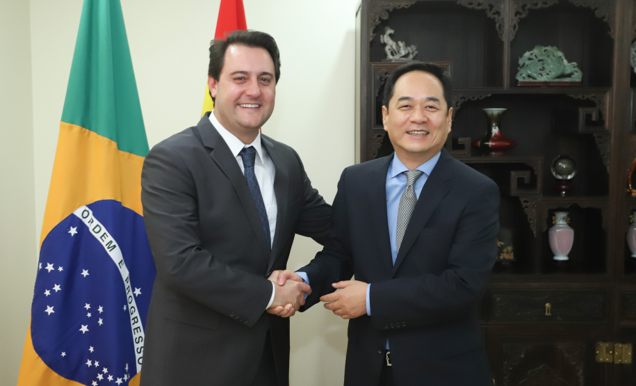 CHINA - O governador Carlos Massa Ratinho também esteve com o embaixador da China no Brasil, Yang Wanming. Ele apresentou como resultado da recente viagem ao país, na semana passada, a confirmação da visita do CEO da China Communications Construction Company (CCCC) - estatal chinesa e maior empresa de infraestrutura do País - ao Paraná no dia 14 de maio. Na foto, o secretário da Infraestrurtura e Logística, Sandro Alex - Curitiba, 29/04/2019 - Foto: Rodrigo Félix Leal/ANPr