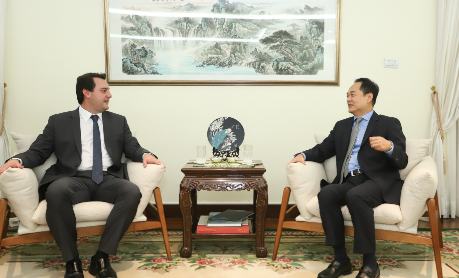 CHINA - O governador Carlos Massa Ratinho também esteve com o embaixador da China no Brasil, Yang Wanming. Ele apresentou como resultado da recente viagem ao país, na semana passada, a confirmação da visita do CEO da China Communications Construction Company (CCCC) - estatal chinesa e maior empresa de infraestrutura do País - ao Paraná no dia 14 de maio. Na foto, o secretário da Infraestrurtura e Logística, Sandro Alex - Curitiba, 29/04/2019 - Foto: Rodrigo Félix Leal/ANPr
