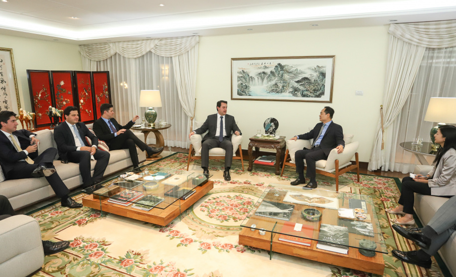 CHINA - O governador Carlos Massa Ratinho também esteve com o embaixador da China no Brasil, Yang Wanming. Ele apresentou como resultado da recente viagem ao país, na semana passada, a confirmação da visita do CEO da China Communications Construction Company (CCCC) - estatal chinesa e maior empresa de infraestrutura do País - ao Paraná no dia 14 de maio. Na foto, o secretário da Infraestrurtura e Logística, Sandro Alex - Curitiba, 29/04/2019 - Foto: Rodrigo Félix Leal/ANPr