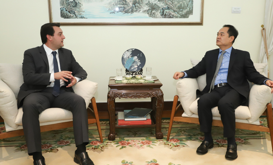 CHINA - O governador Carlos Massa Ratinho também esteve com o embaixador da China no Brasil, Yang Wanming. Ele apresentou como resultado da recente viagem ao país, na semana passada, a confirmação da visita do CEO da China Communications Construction Company (CCCC) - estatal chinesa e maior empresa de infraestrutura do País - ao Paraná no dia 14 de maio. Na foto, o secretário da Infraestrurtura e Logística, Sandro Alex - Curitiba, 29/04/2019 - Foto: Rodrigo Félix Leal/ANPr