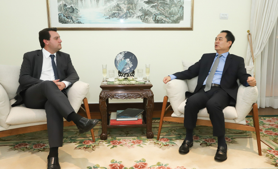 CHINA - O governador Carlos Massa Ratinho também esteve com o embaixador da China no Brasil, Yang Wanming. Ele apresentou como resultado da recente viagem ao país, na semana passada, a confirmação da visita do CEO da China Communications Construction Company (CCCC) - estatal chinesa e maior empresa de infraestrutura do País - ao Paraná no dia 14 de maio. Na foto, o secretário da Infraestrurtura e Logística, Sandro Alex - Curitiba, 29/04/2019 - Foto: Rodrigo Félix Leal/ANPr