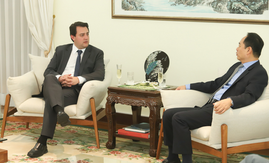 CHINA - O governador Carlos Massa Ratinho também esteve com o embaixador da China no Brasil, Yang Wanming. Ele apresentou como resultado da recente viagem ao país, na semana passada, a confirmação da visita do CEO da China Communications Construction Company (CCCC) - estatal chinesa e maior empresa de infraestrutura do País - ao Paraná no dia 14 de maio. Na foto, o secretário da Infraestrurtura e Logística, Sandro Alex - Curitiba, 29/04/2019 - Foto: Rodrigo Félix Leal/ANPr