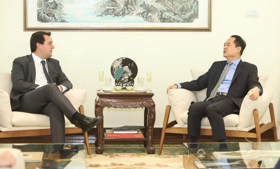 CHINA - O governador Carlos Massa Ratinho também esteve com o embaixador da China no Brasil, Yang Wanming. Ele apresentou como resultado da recente viagem ao país, na semana passada, a confirmação da visita do CEO da China Communications Construction Company (CCCC) - estatal chinesa e maior empresa de infraestrutura do País - ao Paraná no dia 14 de maio. Na foto, o secretário da Infraestrurtura e Logística, Sandro Alex - Curitiba, 29/04/2019 - Foto: Rodrigo Félix Leal/ANPr