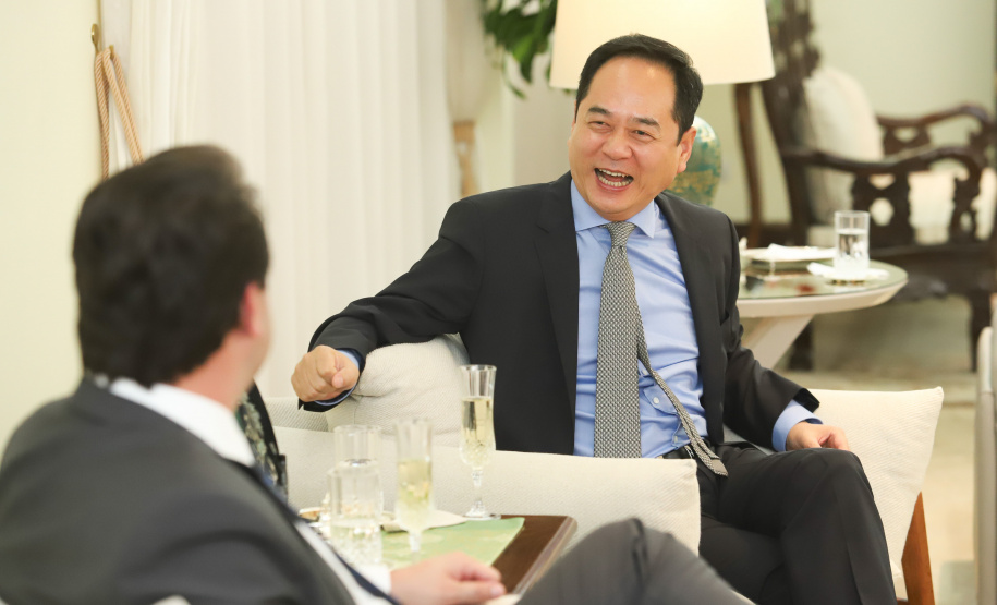 CHINA - O governador Carlos Massa Ratinho também esteve com o embaixador da China no Brasil, Yang Wanming. Ele apresentou como resultado da recente viagem ao país, na semana passada, a confirmação da visita do CEO da China Communications Construction Company (CCCC) - estatal chinesa e maior empresa de infraestrutura do País - ao Paraná no dia 14 de maio. Na foto, o secretário da Infraestrurtura e Logística, Sandro Alex - Curitiba, 29/04/2019 - Foto: Rodrigo Félix Leal/ANPr