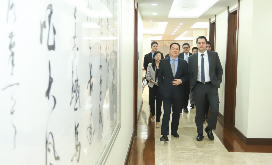CHINA - O governador Carlos Massa Ratinho também esteve com o embaixador da China no Brasil, Yang Wanming. Ele apresentou como resultado da recente viagem ao país, na semana passada, a confirmação da visita do CEO da China Communications Construction Company (CCCC) - estatal chinesa e maior empresa de infraestrutura do País - ao Paraná no dia 14 de maio. Na foto, o secretário da Infraestrurtura e Logística, Sandro Alex - Curitiba, 29/04/2019 - Foto: Rodrigo Félix Leal/ANPr