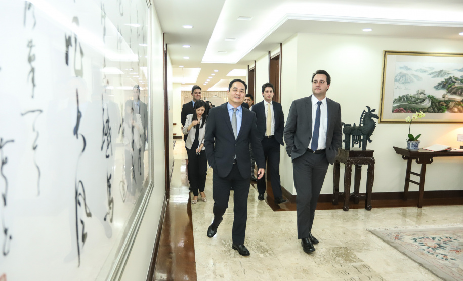 CHINA - O governador Carlos Massa Ratinho também esteve com o embaixador da China no Brasil, Yang Wanming. Ele apresentou como resultado da recente viagem ao país, na semana passada, a confirmação da visita do CEO da China Communications Construction Company (CCCC) - estatal chinesa e maior empresa de infraestrutura do País - ao Paraná no dia 14 de maio. Na foto, o secretário da Infraestrurtura e Logística, Sandro Alex - Curitiba, 29/04/2019 - Foto: Rodrigo Félix Leal/ANPr