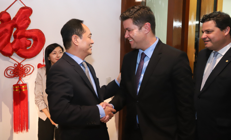 CHINA - O governador Carlos Massa Ratinho também esteve com o embaixador da China no Brasil, Yang Wanming