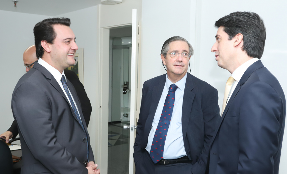 O governador Carlos Massa Ratinho Junior se reuniu na segunda-feira (29), em Brasília, com os embaixadores Nimia Ermelinda da Silva Boschert, do Paraguai, e Fernando Schmidt Ariztía, do Chile, para tratar do projeto do corredor bioceânico entre o Porto de Paranaguá e o Porto de Antofagasta. - BRasília, 29/04/2019 - Foto: Rodrigo Félix Leal/ANPr