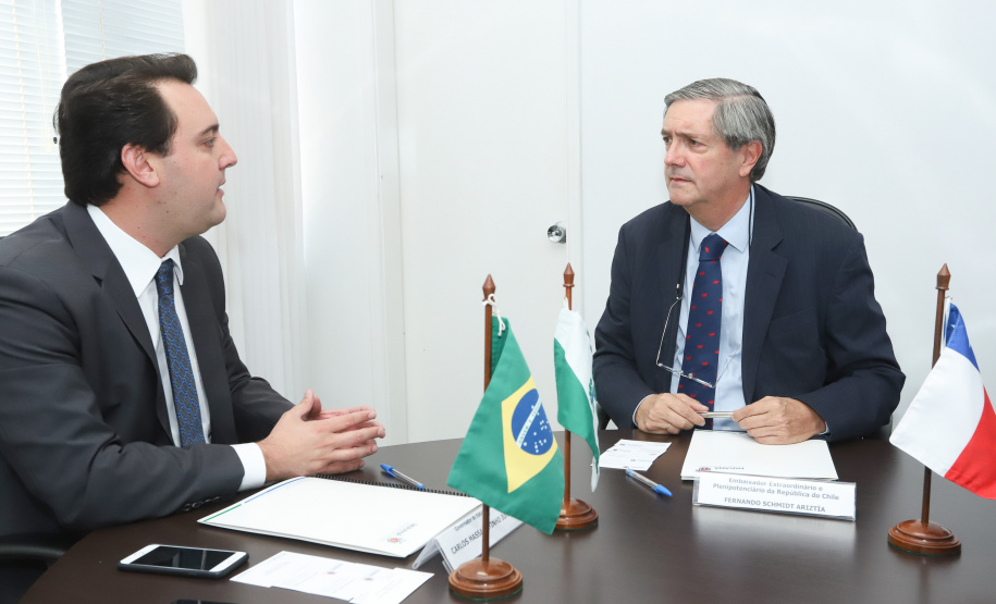 O governador Carlos Massa Ratinho Junior se reuniu na segunda-feira (29), em Brasília, com os embaixadores Nimia Ermelinda da Silva Boschert, do Paraguai, e Fernando Schmidt Ariztía, do Chile, para tratar do projeto do corredor bioceânico entre o Porto de Paranaguá e o Porto de Antofagasta. - BRasília, 29/04/2019 - Foto: Rodrigo Félix Leal/ANPr