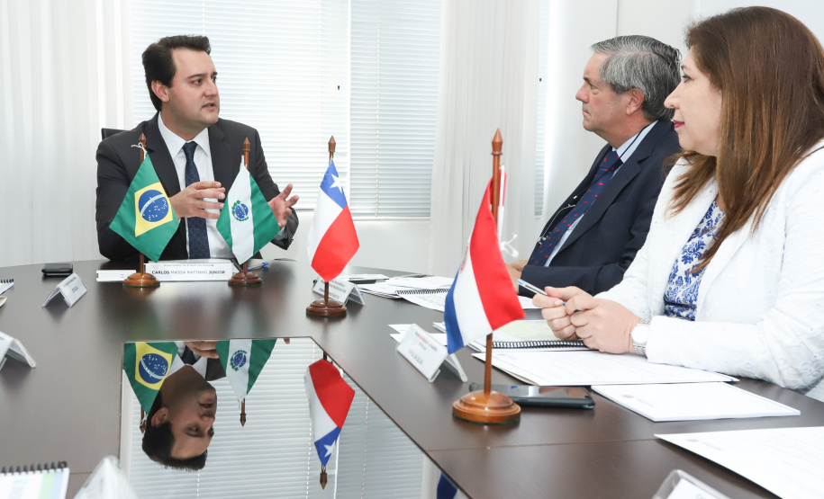 O governador Carlos Massa Ratinho Junior se reuniu na segunda-feira (29), em Brasília, com os embaixadores Nimia Ermelinda da Silva Boschert, do Paraguai, e Fernando Schmidt Ariztía, do Chile, para tratar do projeto do corredor bioceânico entre o Porto de Paranaguá e o Porto de Antofagasta. - BRasília, 29/04/2019 - Foto: Rodrigo Félix Leal/ANPr