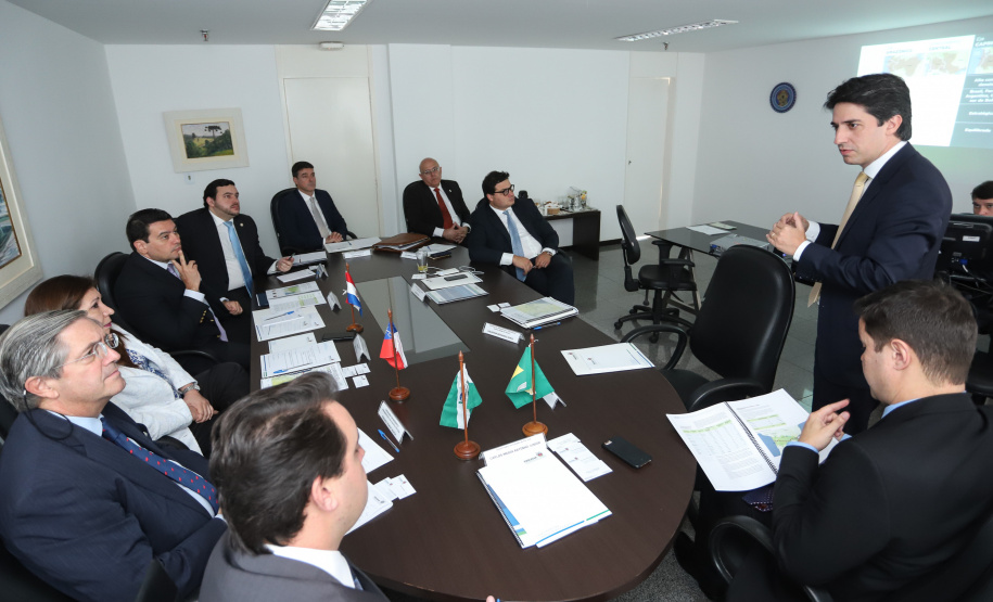 O governador Carlos Massa Ratinho Junior se reuniu na segunda-feira (29), em Brasília, com os embaixadores Nimia Ermelinda da Silva Boschert, do Paraguai, e Fernando Schmidt Ariztía, do Chile, para tratar do projeto do corredor bioceânico entre o Porto de Paranaguá e o Porto de Antofagasta. - BRasília, 29/04/2019 - Foto: Rodrigo Félix Leal/ANPr