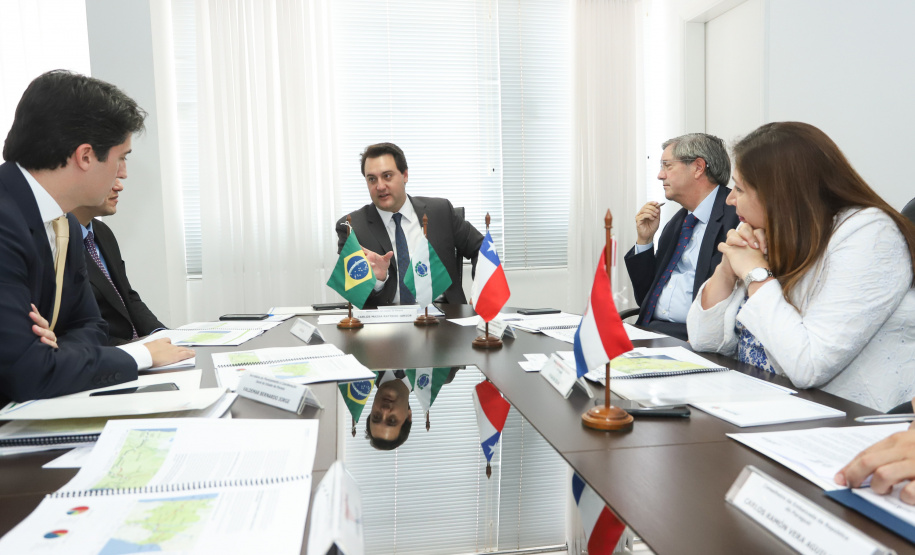 O governador Carlos Massa Ratinho Junior se reuniu na segunda-feira (29), em Brasília, com os embaixadores Nimia Ermelinda da Silva Boschert, do Paraguai, e Fernando Schmidt Ariztía, do Chile, para tratar do projeto do corredor bioceânico entre o Porto de Paranaguá e o Porto de Antofagasta. - BRasília, 29/04/2019 - Foto: Rodrigo Félix Leal/ANPr