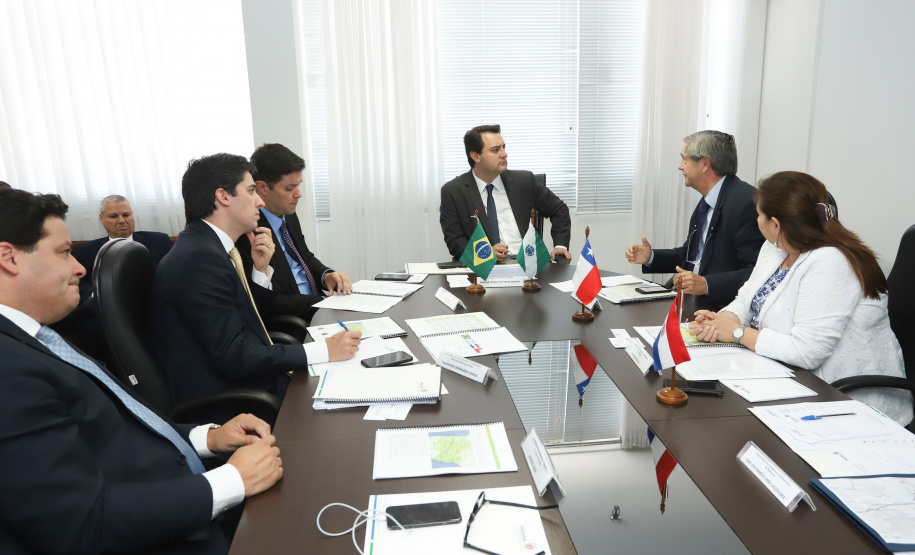 O governador Carlos Massa Ratinho Junior se reuniu na segunda-feira (29), em Brasília, com os embaixadores Nimia Ermelinda da Silva Boschert, do Paraguai, e Fernando Schmidt Ariztía, do Chile, para tratar do projeto do corredor bioceânico entre o Porto de Paranaguá e o Porto de Antofagasta. - BRasília, 29/04/2019 - Foto: Rodrigo Félix Leal/ANPr