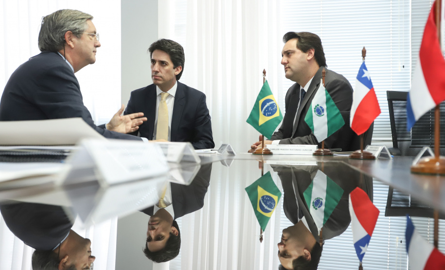 O governador Carlos Massa Ratinho Junior se reuniu na segunda-feira (29), em Brasília, com os embaixadores Nimia Ermelinda da Silva Boschert, do Paraguai, e Fernando Schmidt Ariztía, do Chile, para tratar do projeto do corredor bioceânico entre o Porto de Paranaguá e o Porto de Antofagasta. - BRasília, 29/04/2019 - Foto: Rodrigo Félix Leal/ANPr