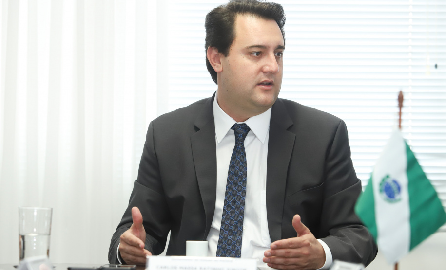 O governador Carlos Massa Ratinho Junior se reuniu na segunda-feira (29), em Brasília, com os embaixadores Nimia Ermelinda da Silva Boschert, do Paraguai, e Fernando Schmidt Ariztía, do Chile, para tratar do projeto do corredor bioceânico entre o Porto de Paranaguá e o Porto de Antofagasta. - BRasília, 29/04/2019 - Foto: Rodrigo Félix Leal/ANPr