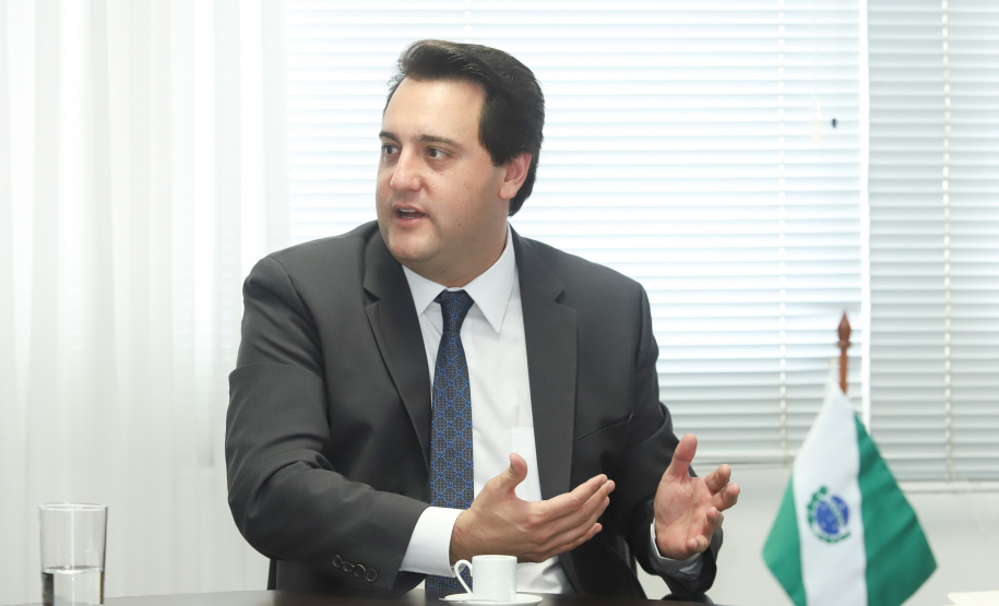 O governador Carlos Massa Ratinho Junior se reuniu na segunda-feira (29), em Brasília, com os embaixadores Nimia Ermelinda da Silva Boschert, do Paraguai, e Fernando Schmidt Ariztía, do Chile, para tratar do projeto do corredor bioceânico entre o Porto de Paranaguá e o Porto de Antofagasta. - BRasília, 29/04/2019 - Foto: Rodrigo Félix Leal/ANPr