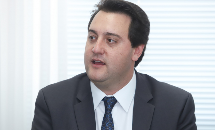 O governador Carlos Massa Ratinho Junior se reuniu na segunda-feira (29), em Brasília, com os embaixadores Nimia Ermelinda da Silva Boschert, do Paraguai, e Fernando Schmidt Ariztía, do Chile, para tratar do projeto do corredor bioceânico entre o Porto de Paranaguá e o Porto de Antofagasta. - BRasília, 29/04/2019 - Foto: Rodrigo Félix Leal/ANPr