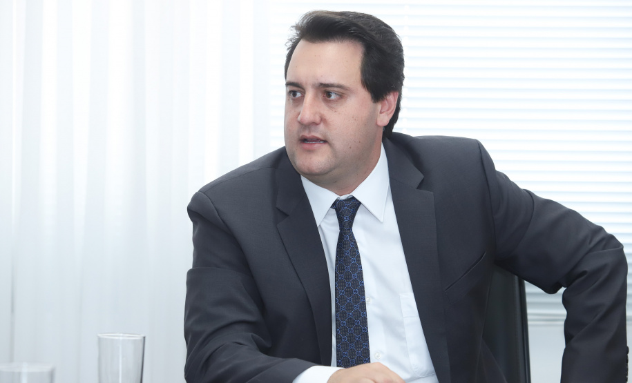 O governador Carlos Massa Ratinho Junior se reuniu na segunda-feira (29), em Brasília, com os embaixadores Nimia Ermelinda da Silva Boschert, do Paraguai, e Fernando Schmidt Ariztía, do Chile, para tratar do projeto do corredor bioceânico entre o Porto de Paranaguá e o Porto de Antofagasta. - BRasília, 29/04/2019 - Foto: Rodrigo Félix Leal/ANPr