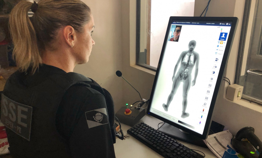 Penitenciárias do Paraná estão sendo equipadas com escâneres corporais que auxiliam na revista dos visitantes. Com a medida, o procedimento de segurança acontece de forma mais precisa e segura, além de evitar situações vexatórias que violem a dignidade e a intimidade da pessoa. Foto: José Fernando Ogura/ANPr
