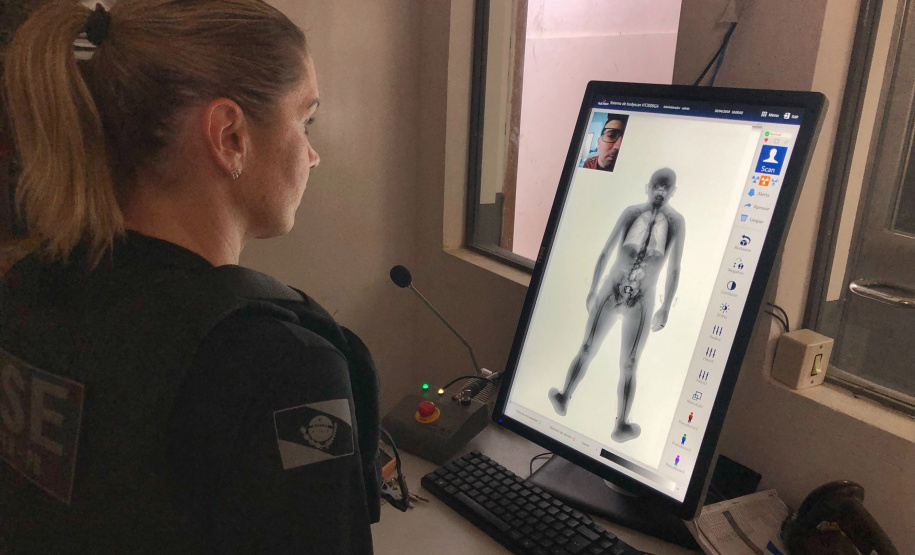 Penitenciárias do Paraná estão sendo equipadas com escâneres corporais que auxiliam na revista dos visitantes. Com a medida, o procedimento de segurança acontece de forma mais precisa e segura, além de evitar situações vexatórias que violem a dignidade e a intimidade da pessoa. Foto: José Fernando Ogura/ANPr